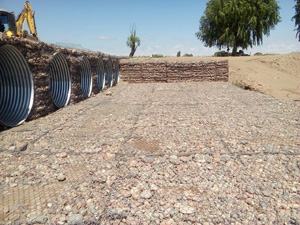 Continúan los trabajos en el paso del Río Mendoza Continúan los trabajos en el paso del Río Mendoza
