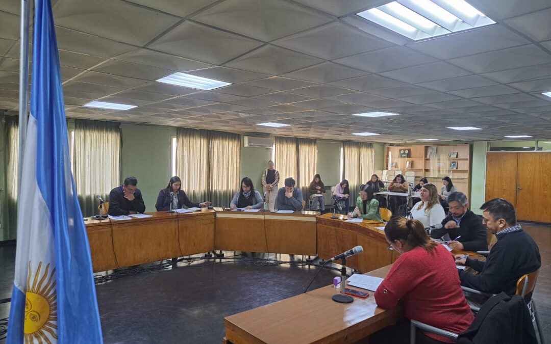 Concejales deliberando.