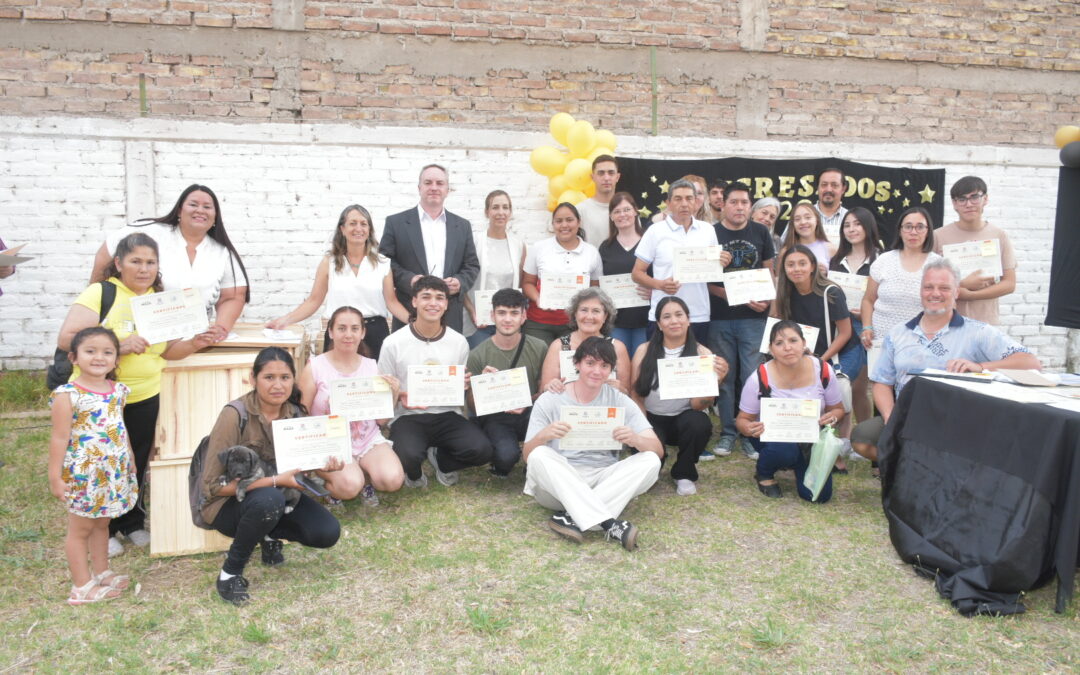 23 jóvenes recibieron certificados del curso Apícola